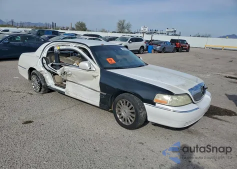 2003 Lincoln Town Car Signature z USA, uszkodzony, nr VIN 1LNHM82W73Y627898